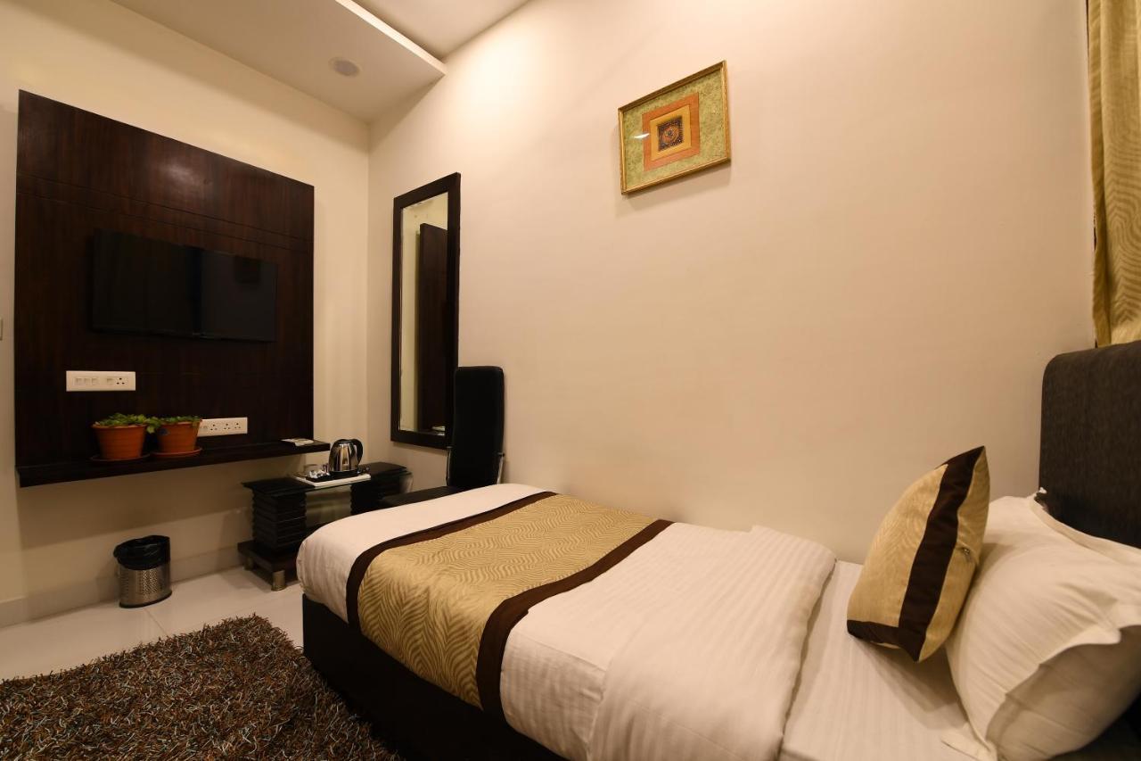 Madhav Muskan Residency Mathura Bagian luar foto